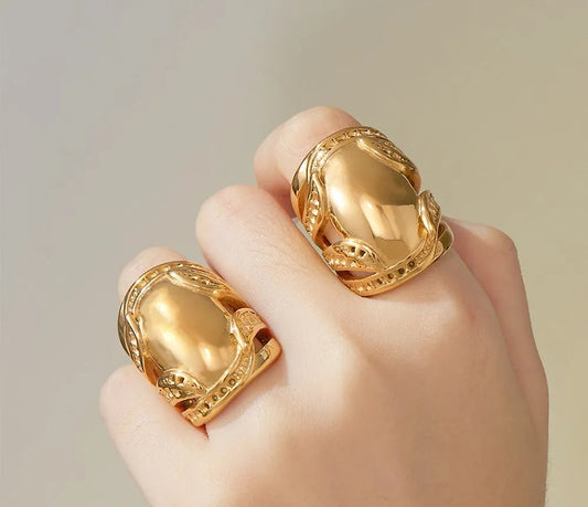 Lucia Gole – Vintage Bold Gold Statement Ring