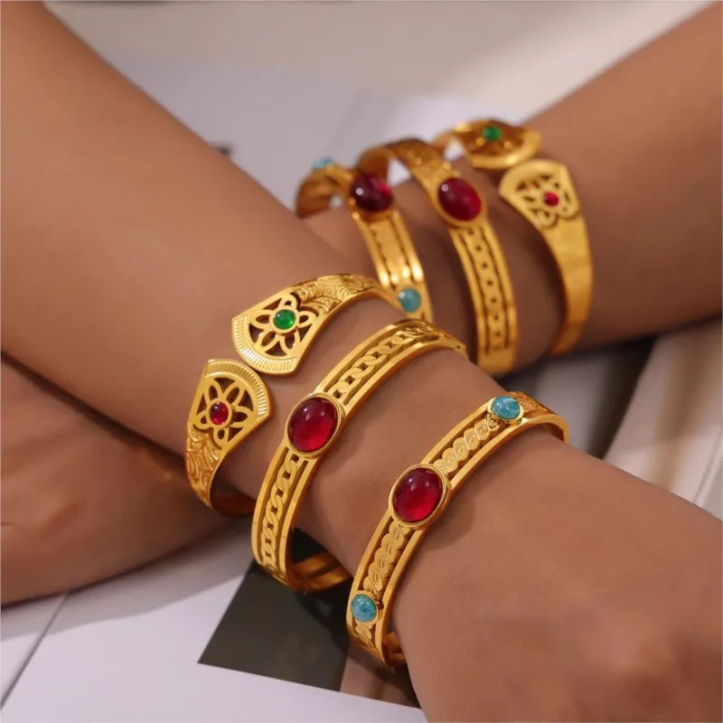 Lucia Gole – Vintage Hollow Stainless Steel Bangle